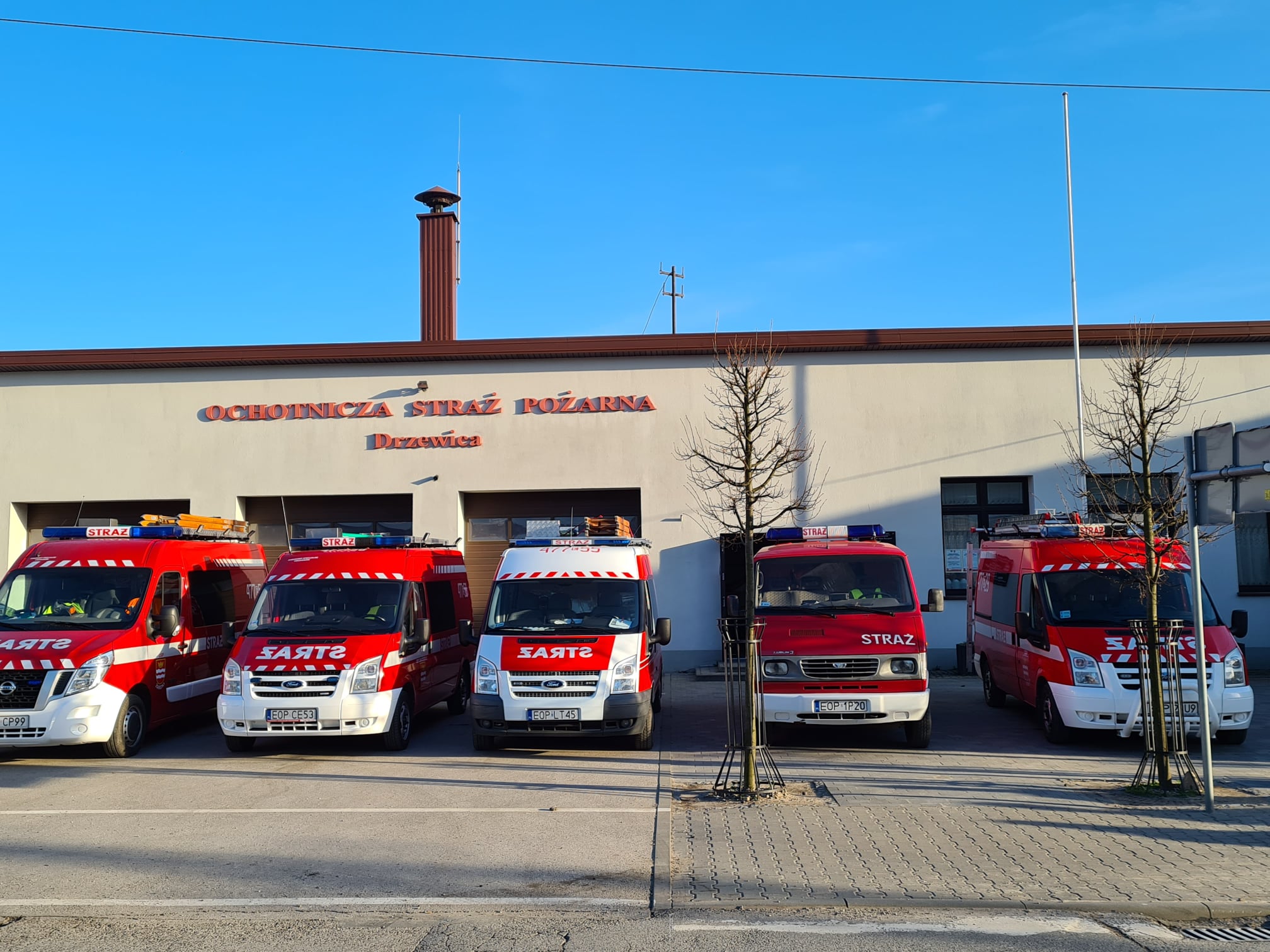 Pięć lekkich samochodów pożarniczych przed strażnicą OSP w Drzewicy