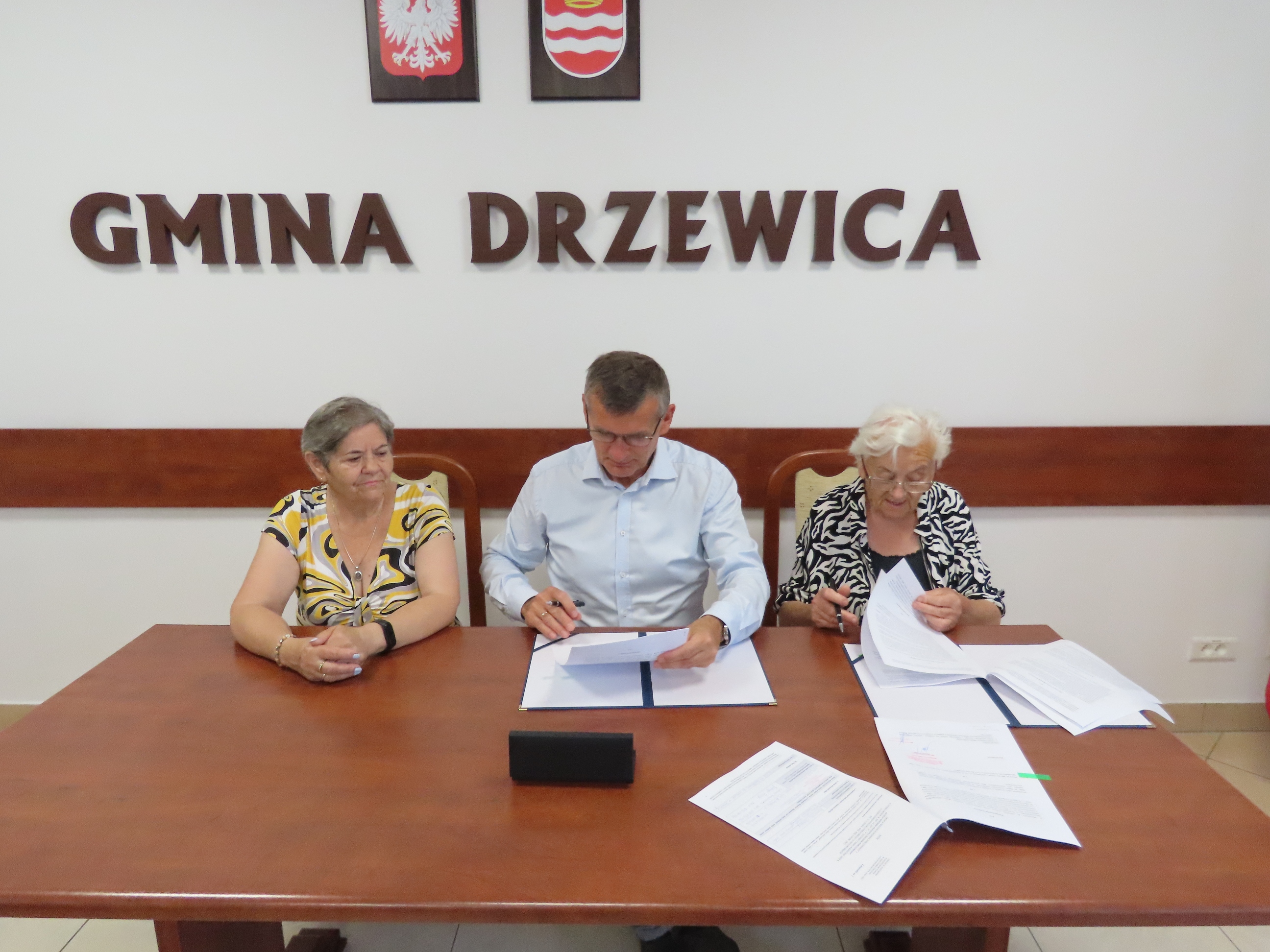 Od lewej: Skarbnik TDP Jadwiga Gapys, Burmistrz Drzewicy Janusz Reszelewski oraz Prezes TPD Anna Reszelewska podczas podpisania umowy